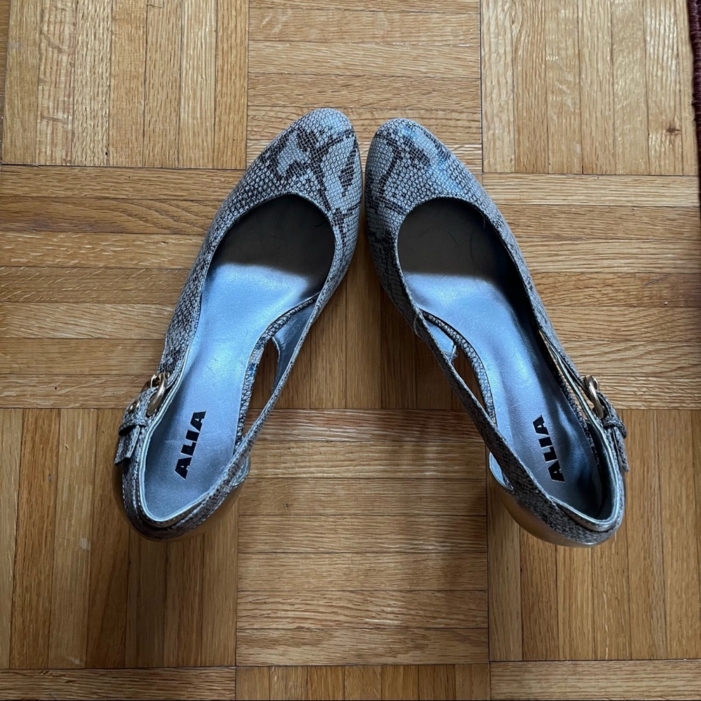 Alias Shoes Gold/Animal print in Size 8M